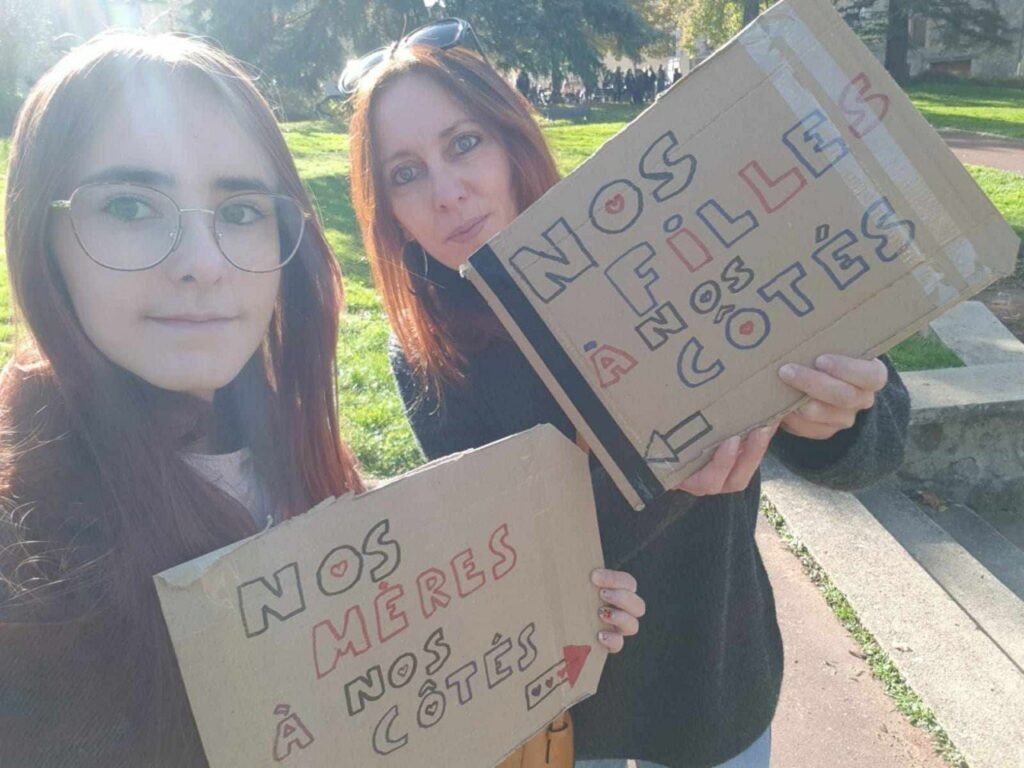 Nos filles à nos côtés, nos mères à nos côtés