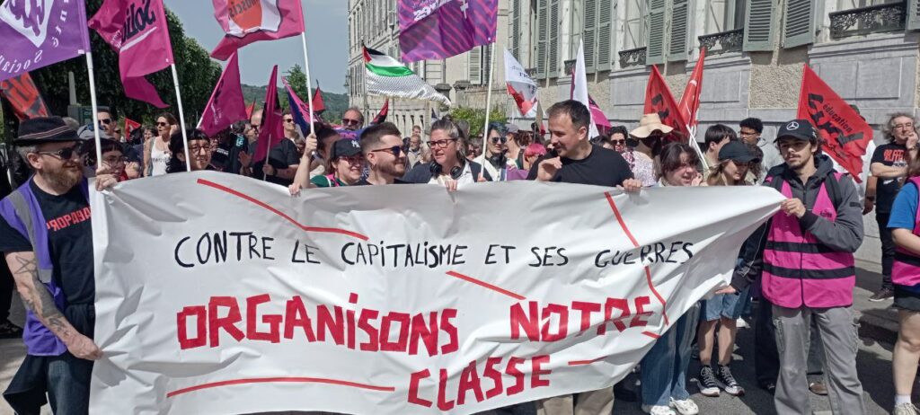 Banderole : Contre la capitalisme et ses guerres : organisons notre classe.