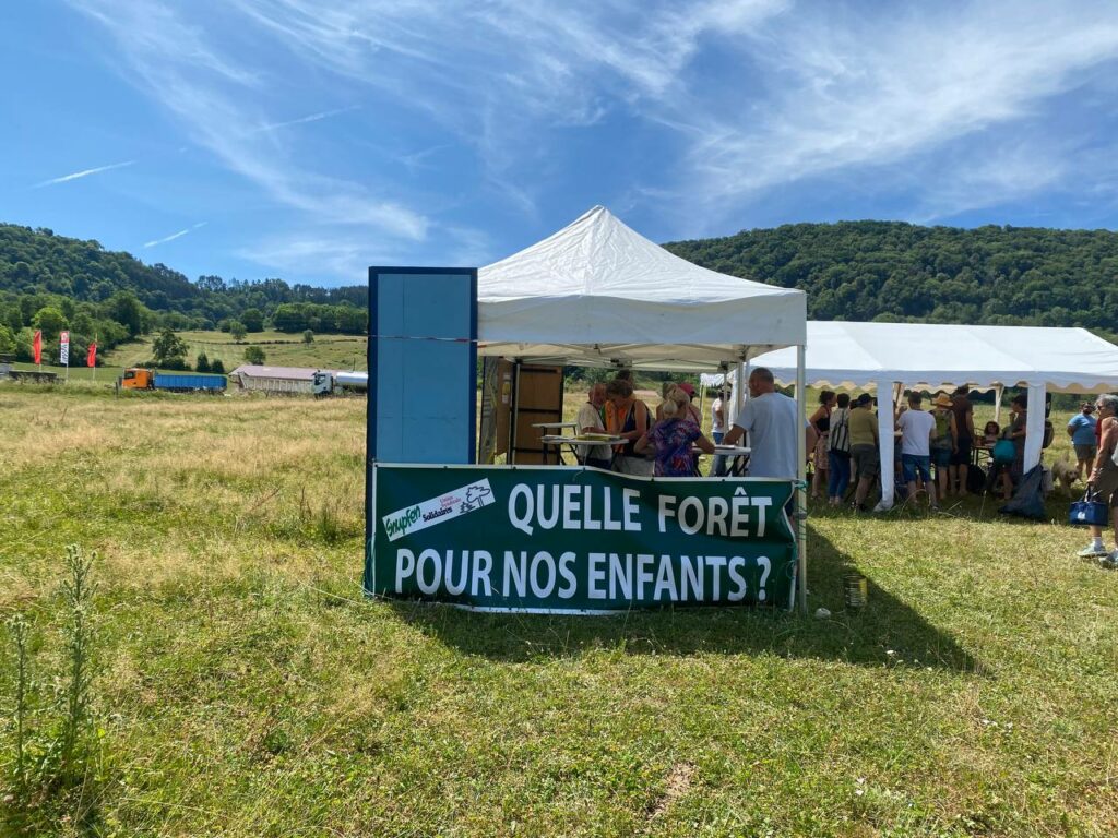 banderole : "quelle forêt pour nos enfants ?"