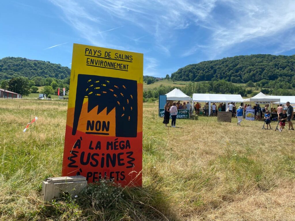 Panneau : "Non à la méga-usine à pellets"